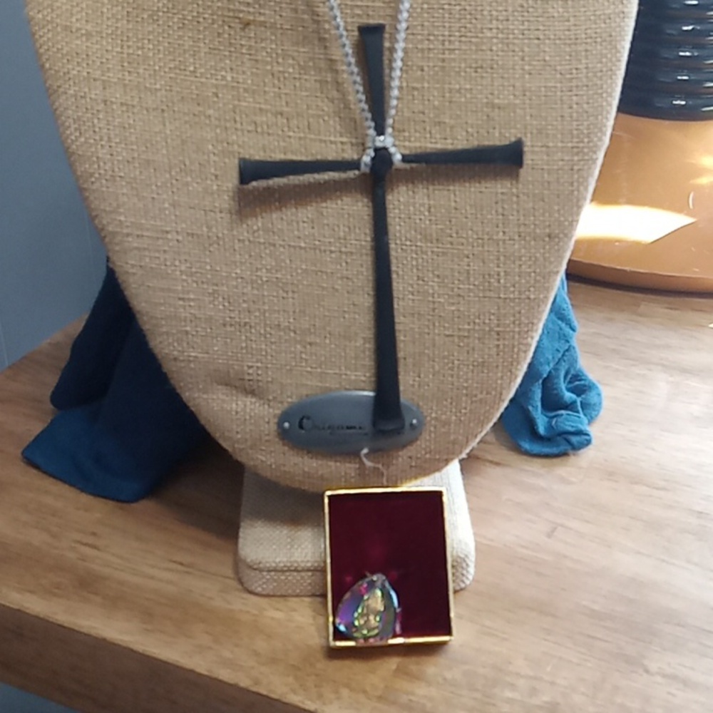 Creed Praying Hand Irredescent Pendant & Rustic Vintage Square Nails Necklace T1